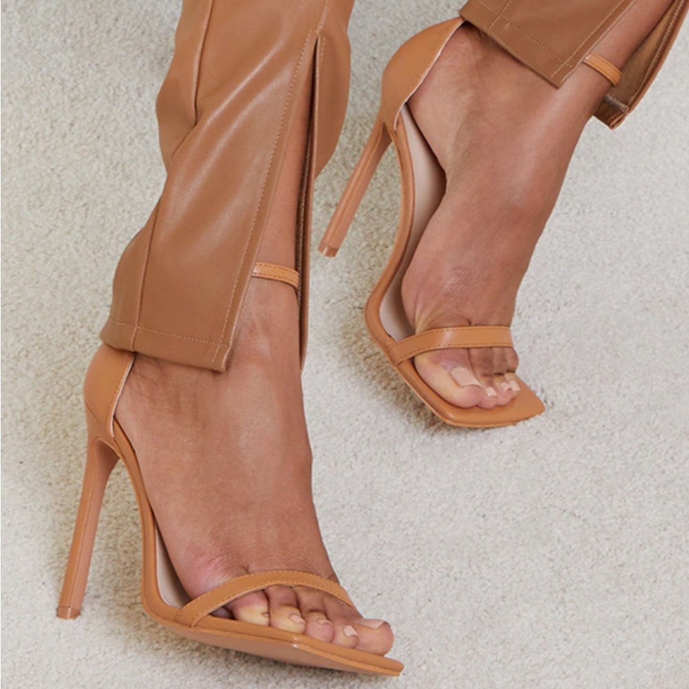 Strappy squared toe heel sandals